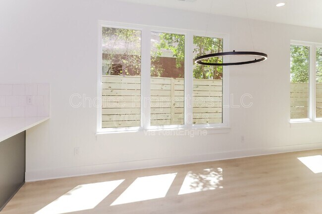 Building Photo - 422 Sylvania Ave