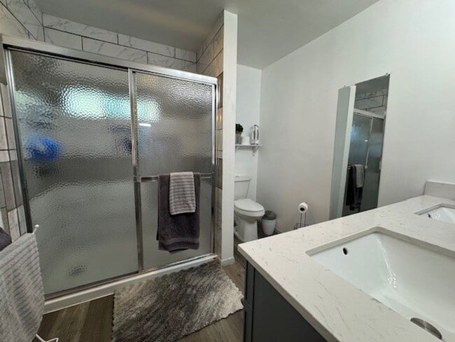 Building Photo - 3 BR 2 bath Furnished home Utilities Included & Brand new Interior-Custom Remodel