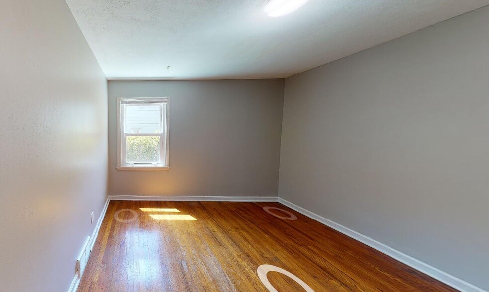 Building Photo - 212 W 97th St