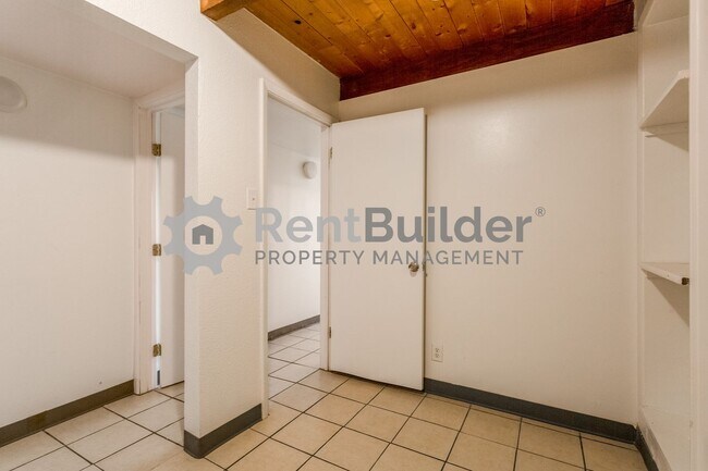 Building Photo - 1605 Coal Ave SE