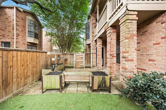 Building Photo - 2255 Braeswood Park Dr