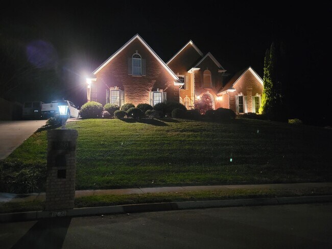 Building Photo - 12821 High Oak Rd