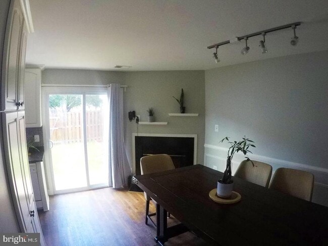 Building Photo - 8702 Village Green Ct