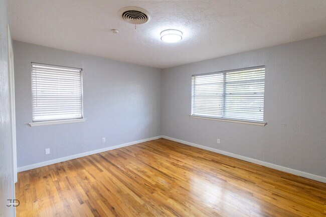 Building Photo - 1556 Singleton Ave