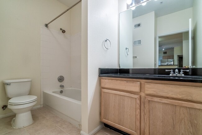 Building Photo - Beautiful 2 Bed 2 Bath Condo Beautiful Com...