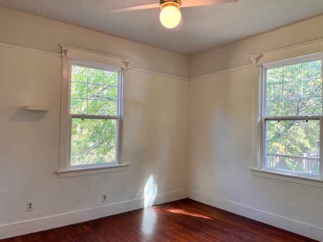 Building Photo - 423 N Van Buren St