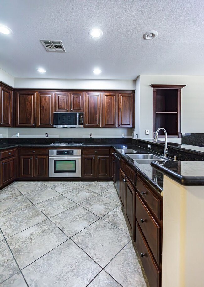 Building Photo - Townhome near Downtown Summerlin