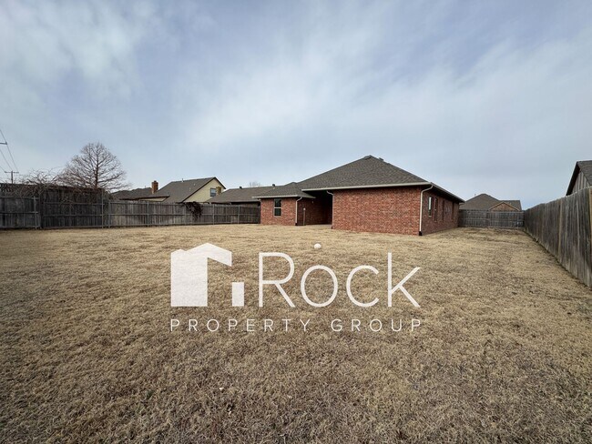 Building Photo - Beautiful 3 Bedroom Home with Study in Westmoore Area of OKC