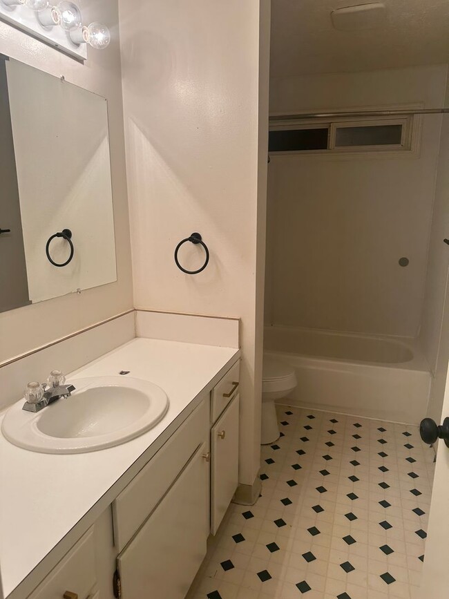 Building Photo - Spacious and recently updated, this 6-bedroom, 3-bathroom home in Ammon