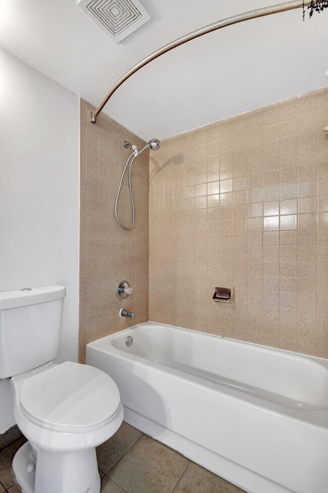 Building Photo - 1110 Lake Shore Dr