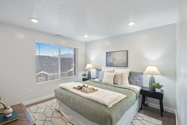 Building Photo - 3 Bed/3 Bath Townhouse in Saratoga Springs