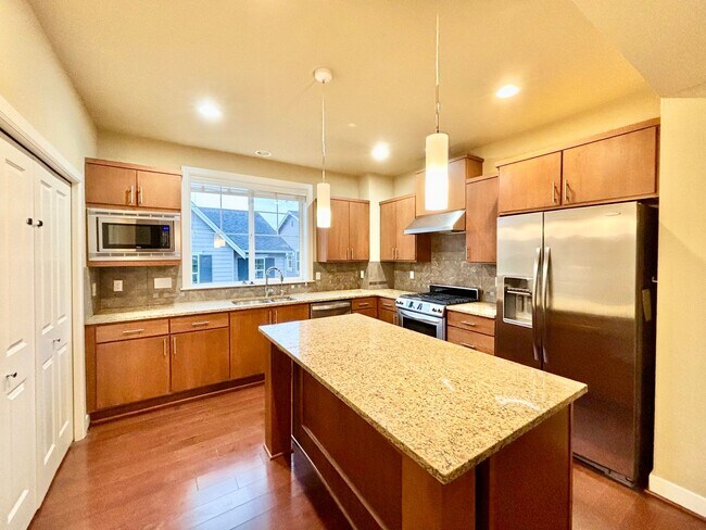 Building Photo - Stunning Issaquah Highlands View Home | 4 Bed + 3.5 Bath | Mountain Views & Prime Location