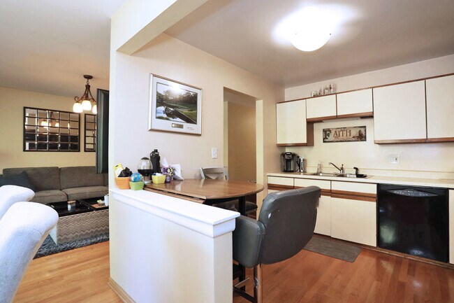 Building Photo - 676 Cross Creek Dr N
