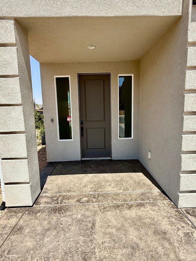 Building Photo - BRAND NEW Three Bedroom Townhome in Desert...