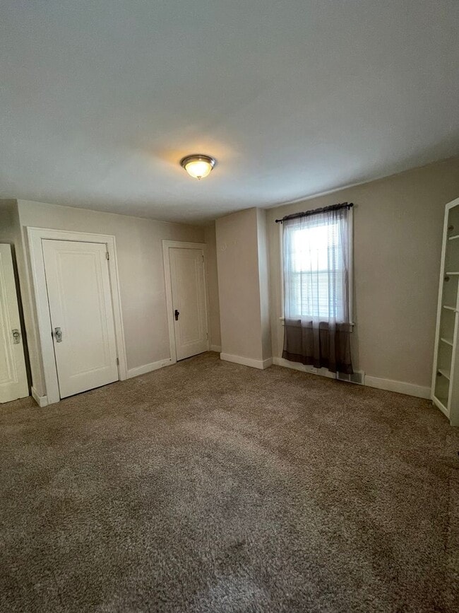 Building Photo - Spacious 3 Bedroom/2 Bathroom Home on Quie...