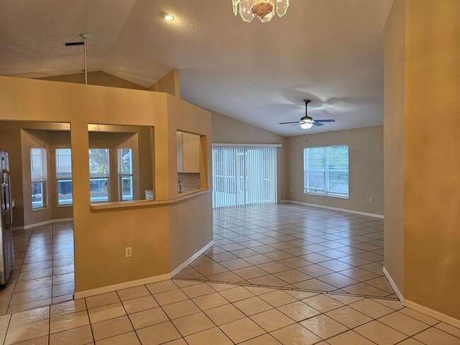 Building Photo - 627 25th Dr E