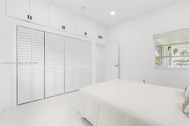 Building Photo - 1581 Normandy Dr