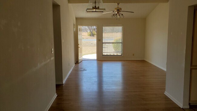 Building Photo - 500 Hi Cir W