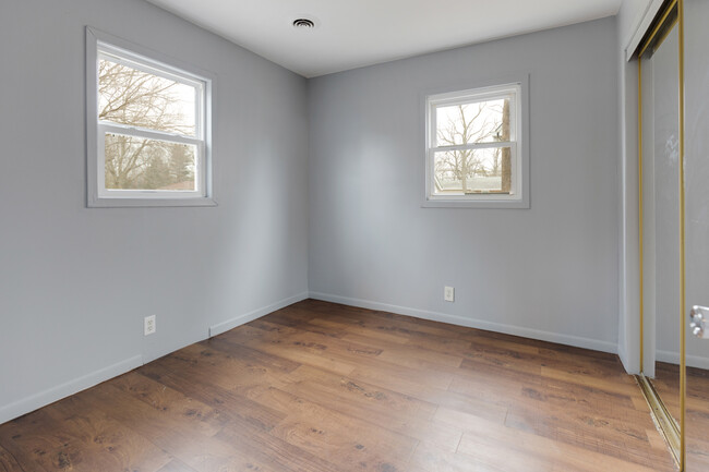 Building Photo - 117 S River St