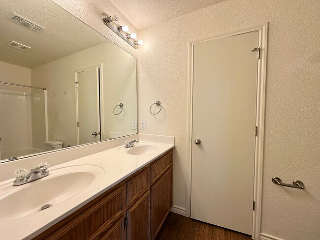 Building Photo - 901 Lasso Dr