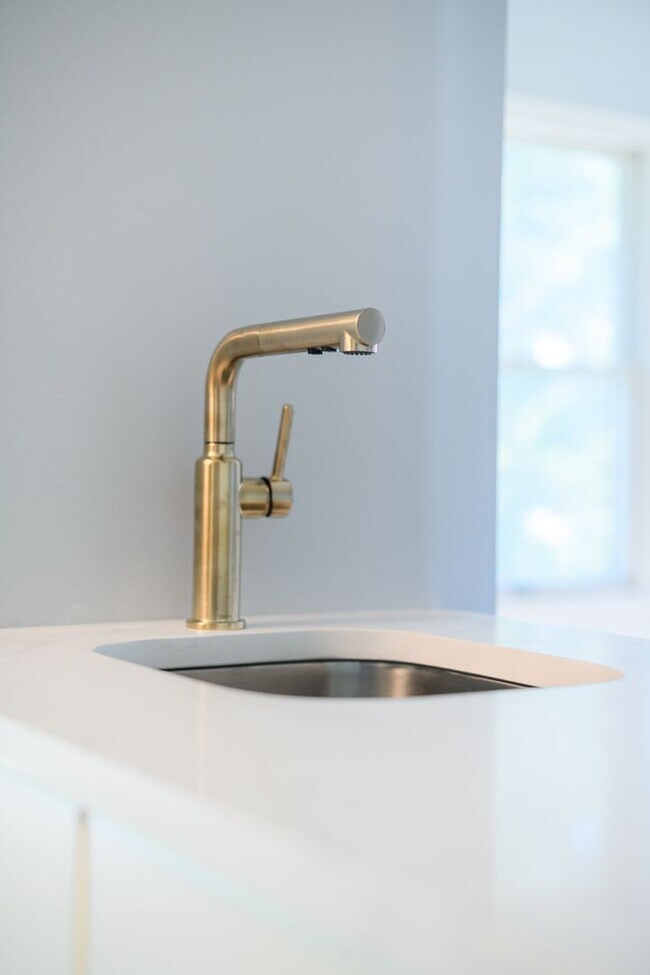 Building Photo - 5 bedroom / 2.5 bathroom Home for Rent in Valparaiso