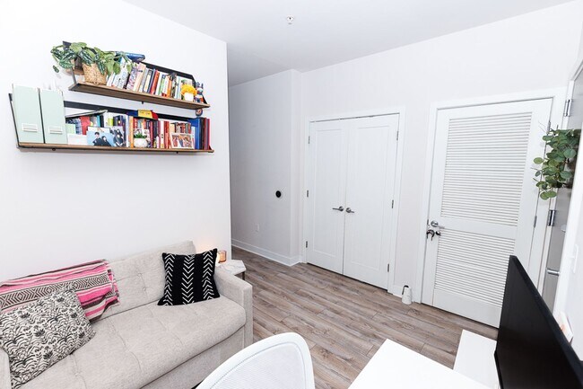 Building Photo - Spacious PENTHOUSE unit has it all! Light filled 1BR/1BA + DEN condo