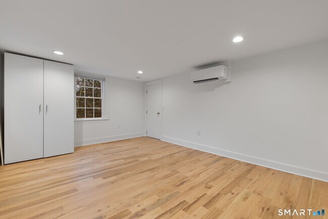 Building Photo - 523 Danbury Rd