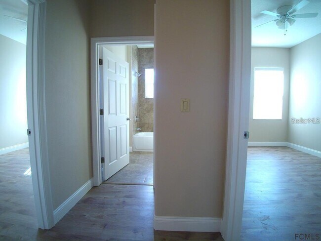 Building Photo - 13 Wood Amber Ln