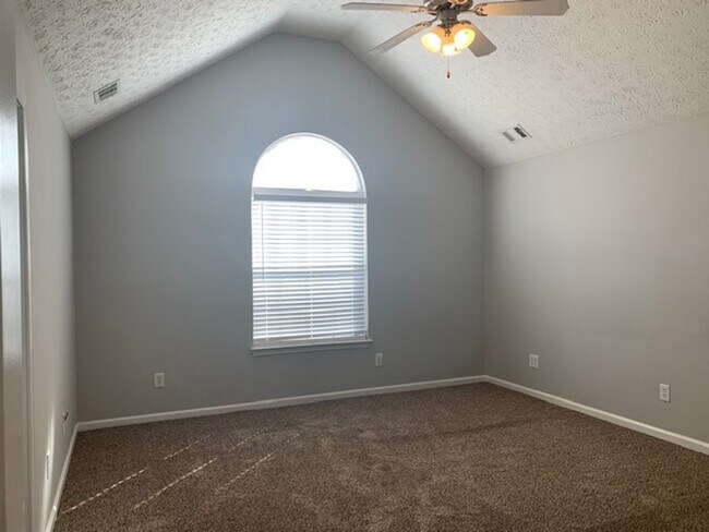 Building Photo - Beautiful 3BR / 2.5BA Split Level with Expansive Backyard and Privacy Fence!