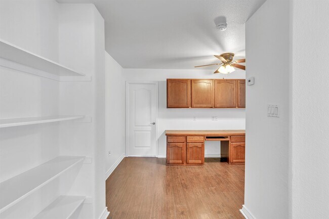 Building Photo - 9813 Sandhill Dr