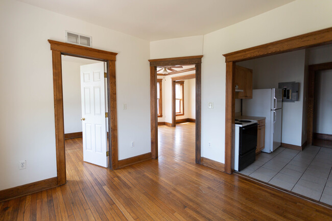 Building Photo - 324 Hendrie St