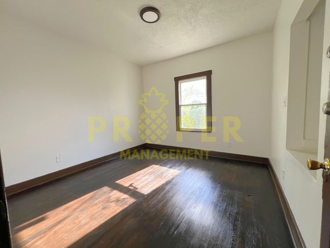 Building Photo - 2 bedrooms 1 bathroom