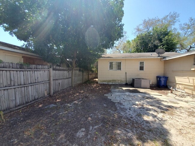 Building Photo - Two Bedroom House with carport