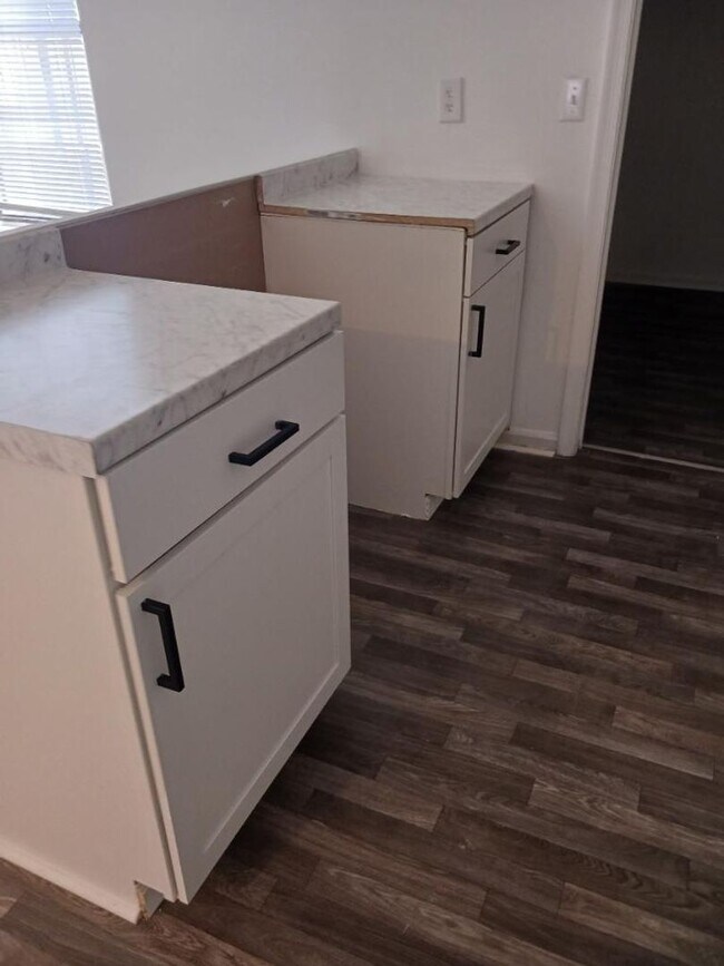 Building Photo - 3 Bed Townhome in N Chas!