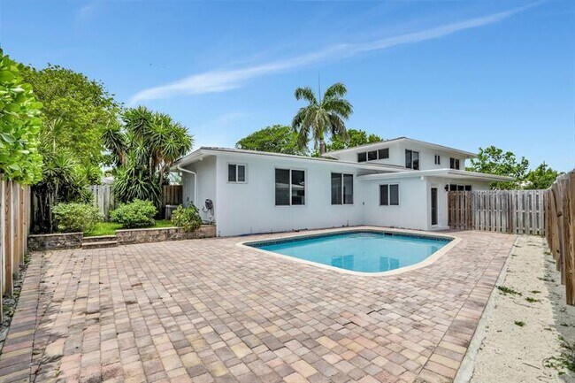 Building Photo - 2616 NE 26th Terrace