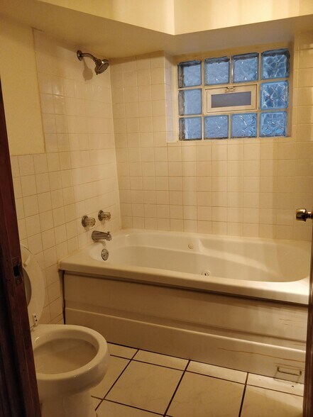 Building Photo - 3527 S Lowe Ave