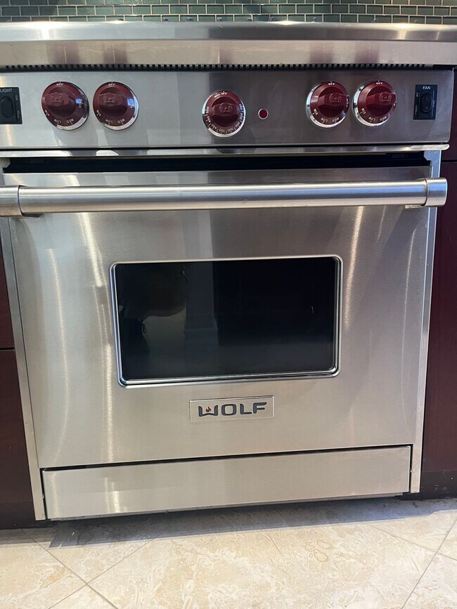 Building Photo - Amazing upgraded penthouse level unfurnish...