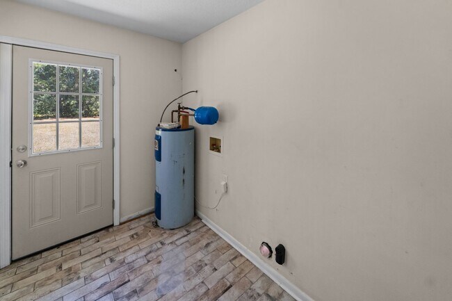 Building Photo - 234 Deerwood Dr