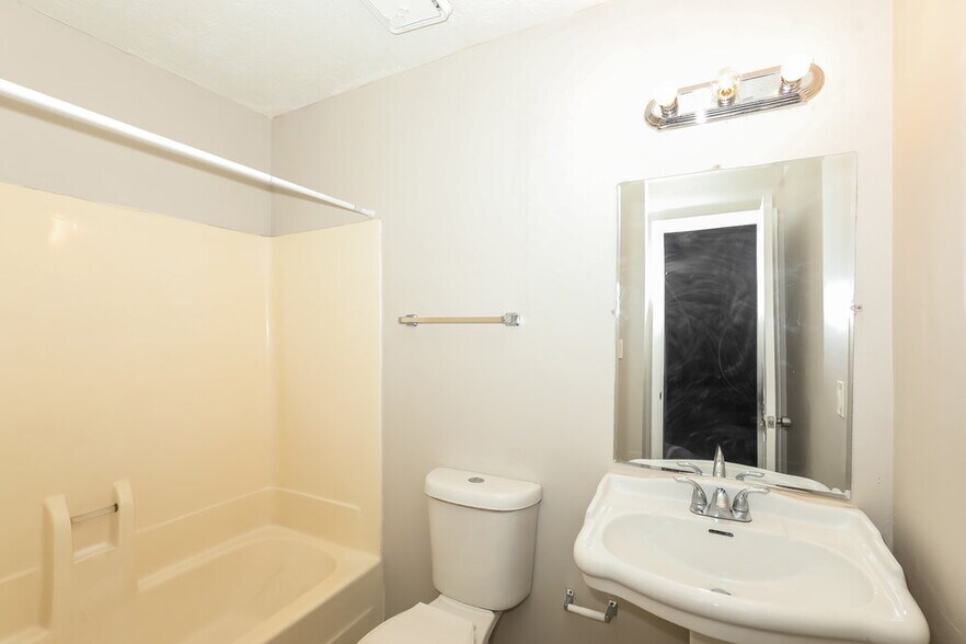 Building Photo - 8194 Canyon Forge Dr