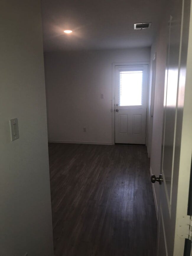 Building Photo - Beautiful home with great amenities!