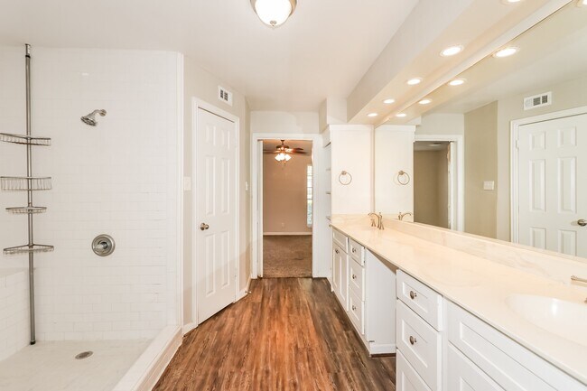 Building Photo - 10530 Jaycreek Dr