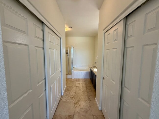Building Photo - Close to shopping and easy access to Freeway!!!