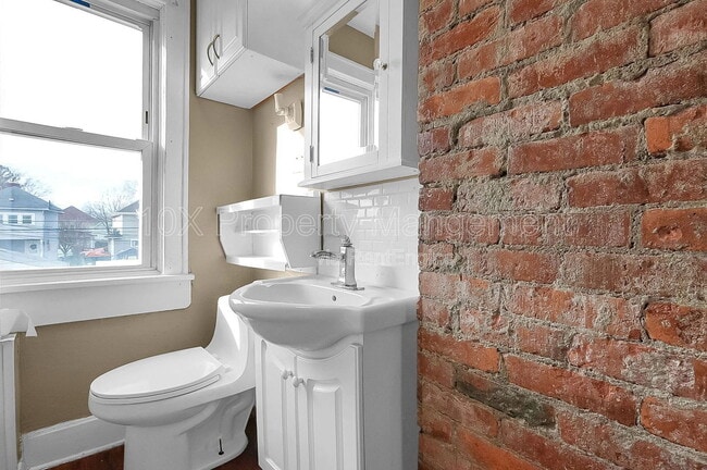 Building Photo - 275 N Warren Ave