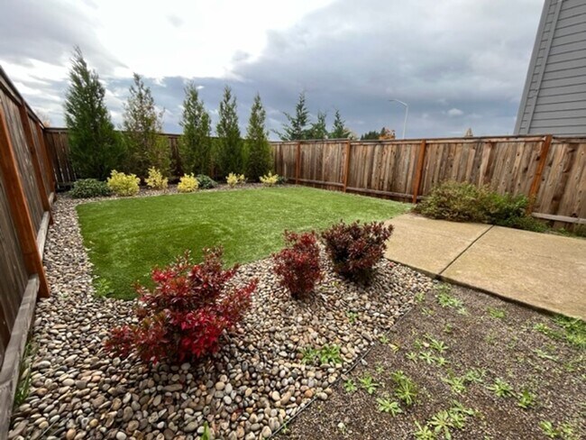 Building Photo - 3 Bedroom 2.5 Bath Newberg OR