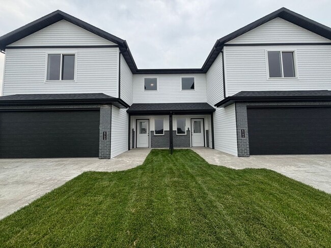 Building Photo - Modern Living Meets Comfort – 3 Bed, 2.5 Bath Twin Home!