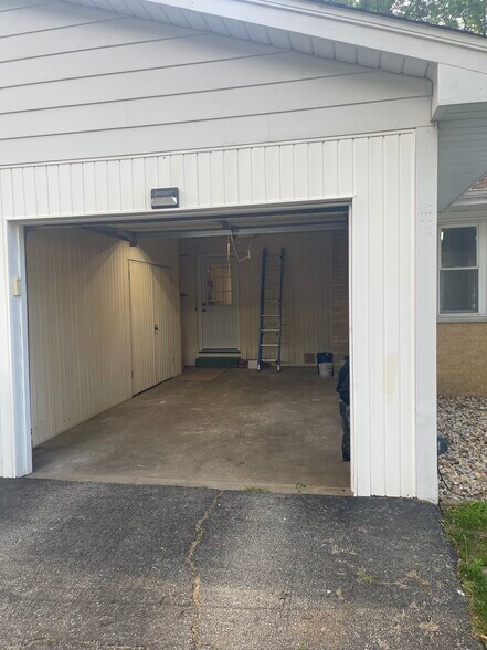 1 Car Garage - 9 Guilford