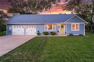 Building Photo - COMING SOON - Adorable Home in Lenexa