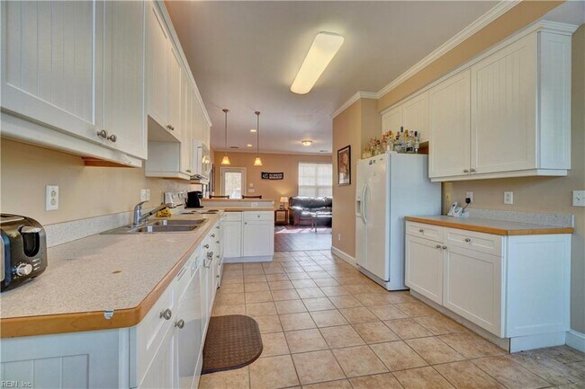 Building Photo - 4112 Killam Ave