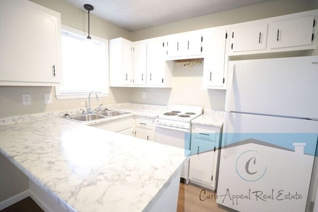 Building Photo - Utilities included plus cable and internet!! Newly renovated 1 bed/1 bath apt - HUD accepted!!