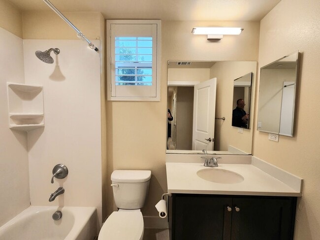 Building Photo - Modern 3 bed 2.5 bath townhome